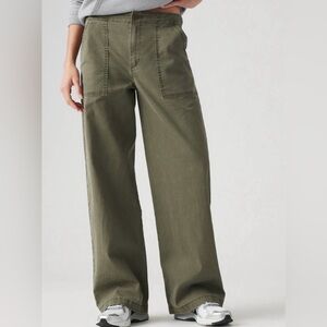 Levi’s BRAND NEW Surplus Straight Cargo Women’s Pants